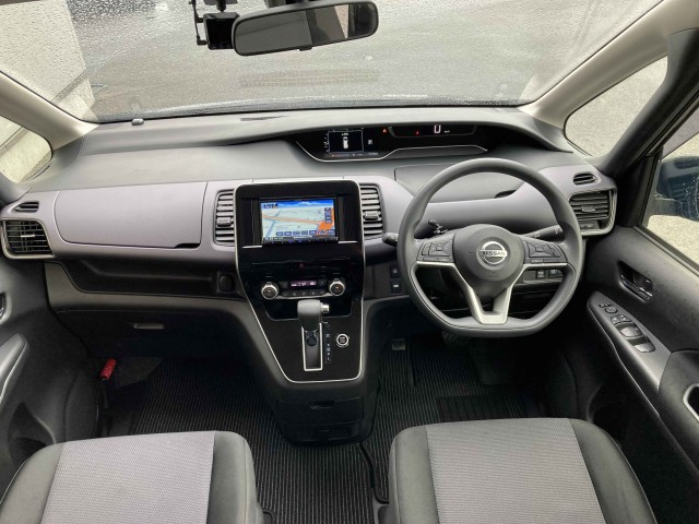 2020年式セレナ 2.0 Xの運転席まわり。走行16,000km、修復歴なし、価格183.9万円の車