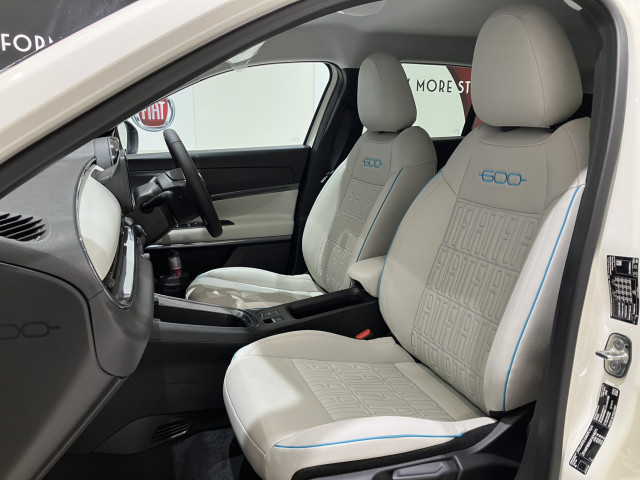 フィアット 600e ラ プリマ ホワイト パッケージの中古車