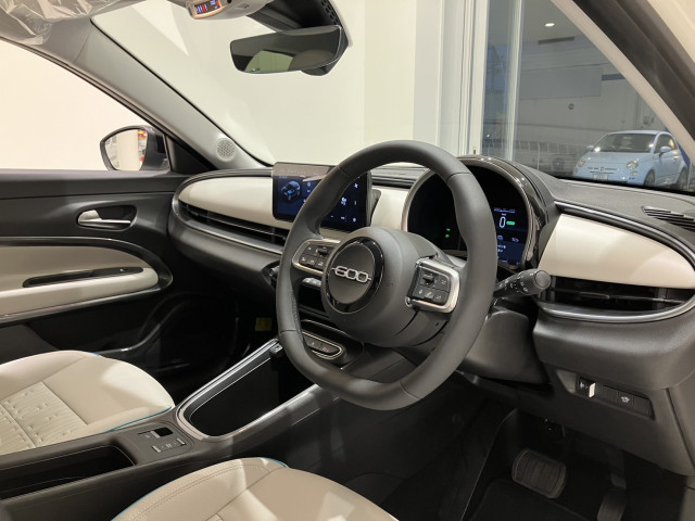 フィアット 600e ラ プリマ ホワイト パッケージの中古車
