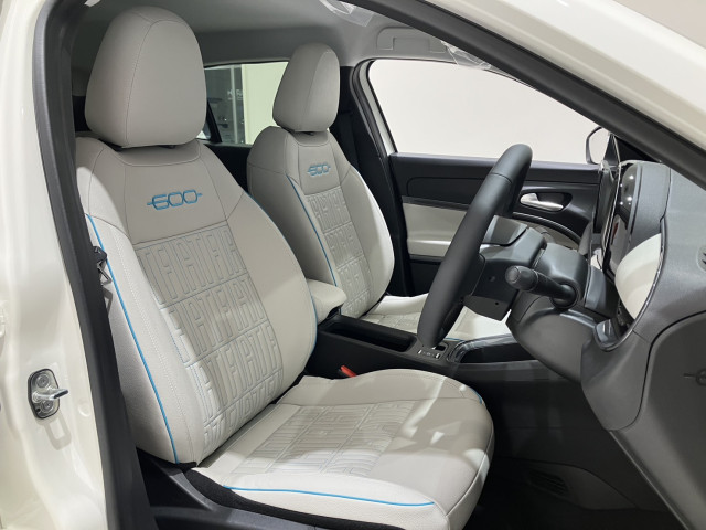 フィアット 600e ラ プリマ ホワイト パッケージの中古車