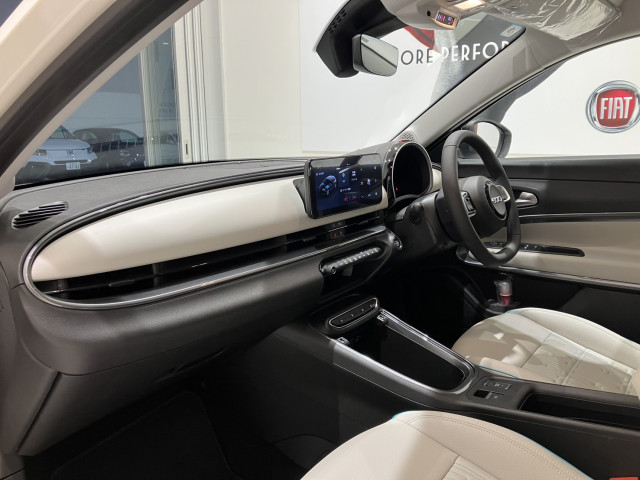 フィアット 600e ラ プリマ ホワイト パッケージの中古車