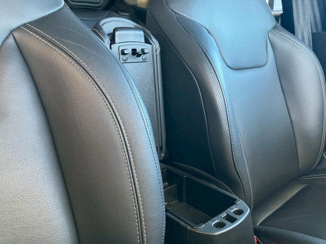 ジープ レネゲード リミテッドの中古車