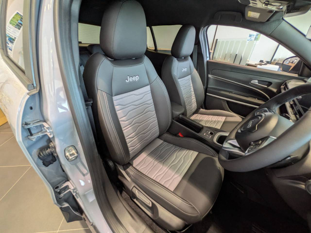ジープ アベンジャー 4xe ハイブリッド アップランド 4WDの中古車
