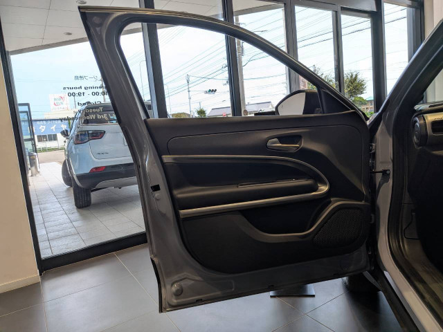 ジープ アベンジャー 4xe ハイブリッド アップランド 4WDの中古車