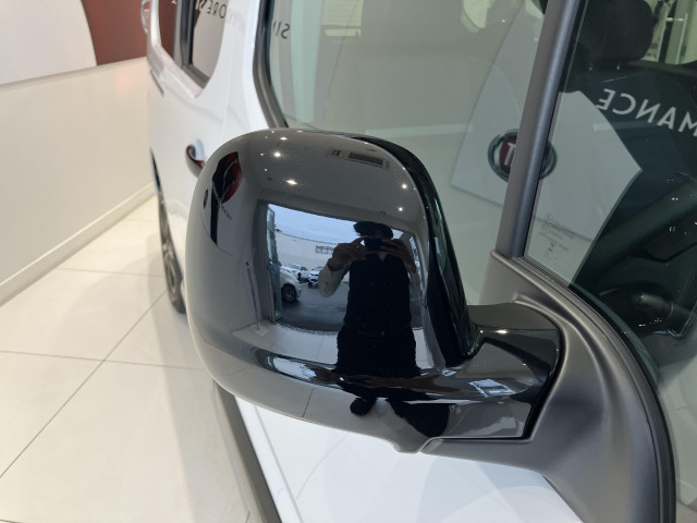 フィアット ドブロ チンクエ ビアンコ ジェラート ディーゼルターボの中古車