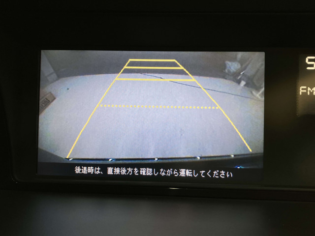 駐車時に後方がリアルタイム映像で確認できます。大型商業施設や立体駐車場での駐車時、夜間のバック時に大活躍です！運転スキルに関わらず、今や必須となった装備のひとつ！