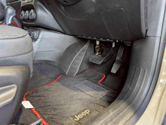 ジープ レネゲード トレイルホーク 4WDの中古車