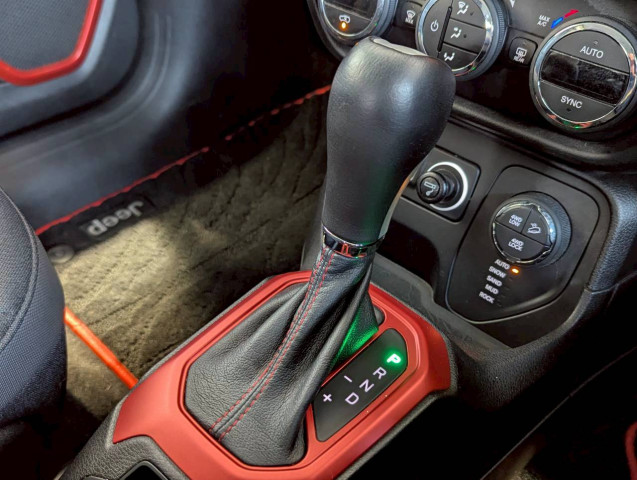 ジープ レネゲード トレイルホーク 4WDの中古車