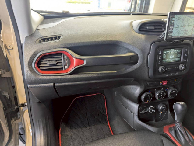 ジープ レネゲード トレイルホーク 4WDの中古車