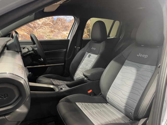 ジープ アベンジャー 4xe ハイブリッド アップランド 4WDの中古車