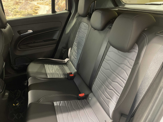 ジープ アベンジャー 4xe ハイブリッド アップランド 4WDの中古車