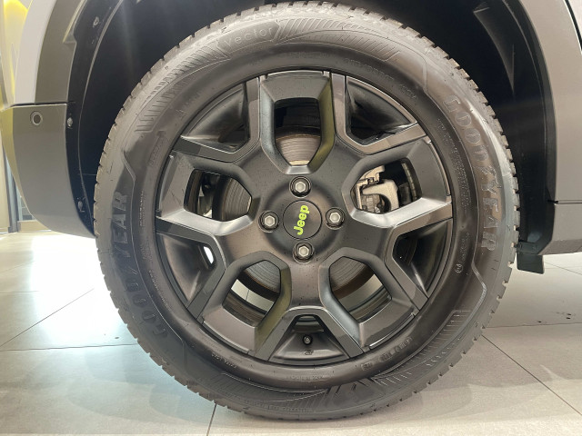 ジープ アベンジャー 4xe ハイブリッド アップランド 4WDの中古車