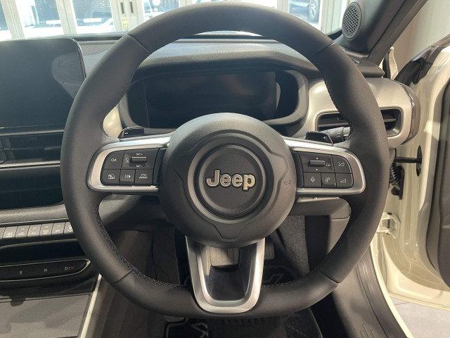 ジープ アベンジャー 4xe ハイブリッド ローンチ エディション 4WDの中古車