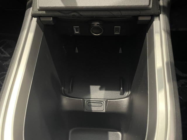 ジープ アベンジャー 4xe ハイブリッド ローンチ エディション 4WDの中古車