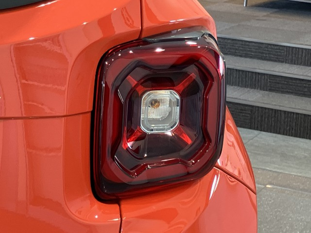 ジープ レネゲード リミテッドの中古車