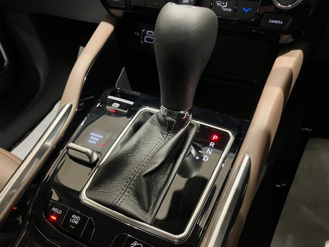 ジープ コマンダー リミテッド ディーゼルターボ 4WDの中古車