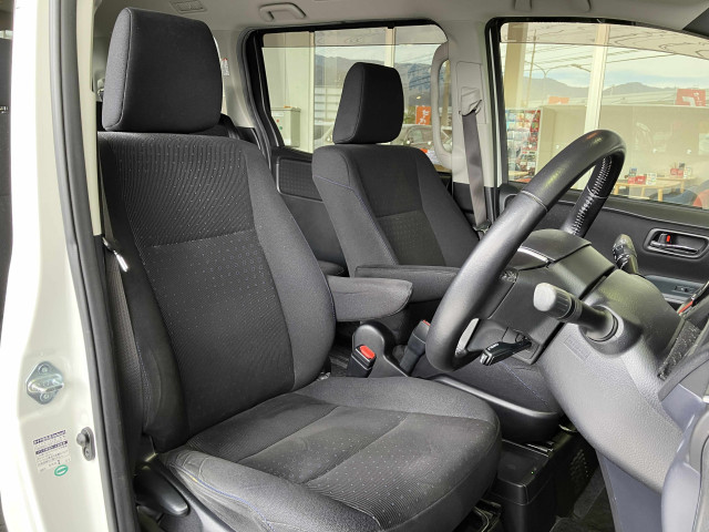 トヨタ ヴォクシー 1.8 ハイブリッド Vの中古車