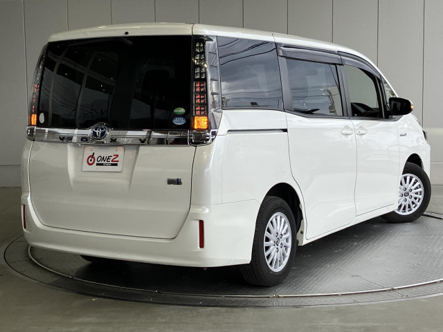 トヨタ ヴォクシー 1.8 ハイブリッド Vの中古車