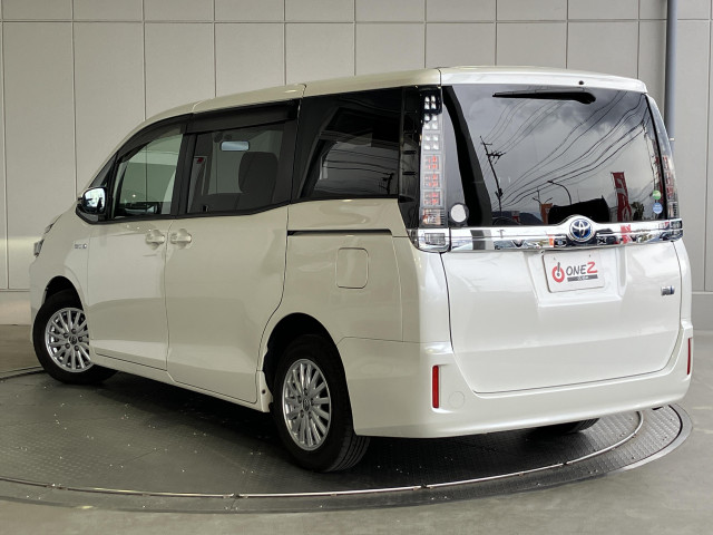 トヨタ ヴォクシー 1.8 ハイブリッド Vの中古車