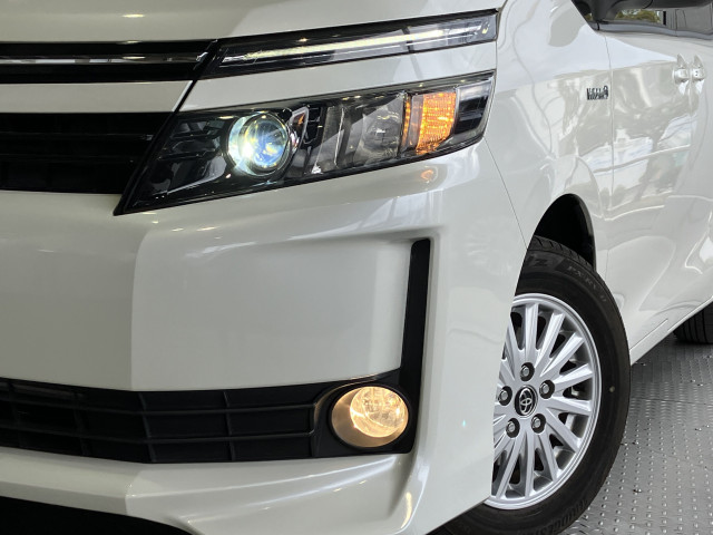 トヨタ ヴォクシー 1.8 ハイブリッド Vの中古車