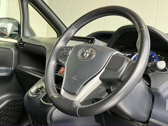 トヨタ ヴォクシー 1.8 ハイブリッド Vの中古車