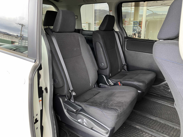 トヨタ ヴォクシー 1.8 ハイブリッド Vの中古車