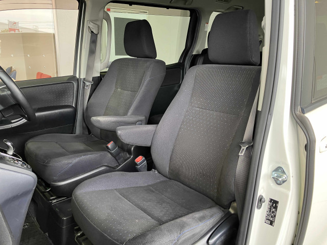 トヨタ ヴォクシー 1.8 ハイブリッド Vの中古車