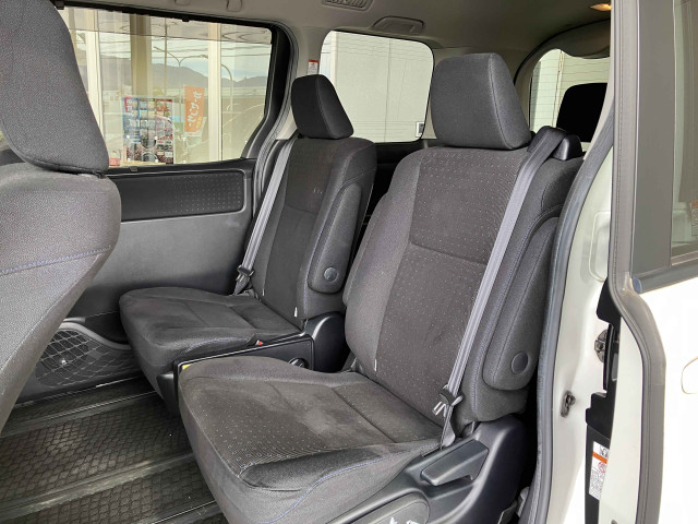 トヨタ ヴォクシー 1.8 ハイブリッド Vの中古車
