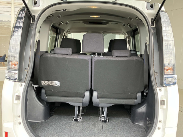 トヨタ ヴォクシー 1.8 ハイブリッド Vの中古車