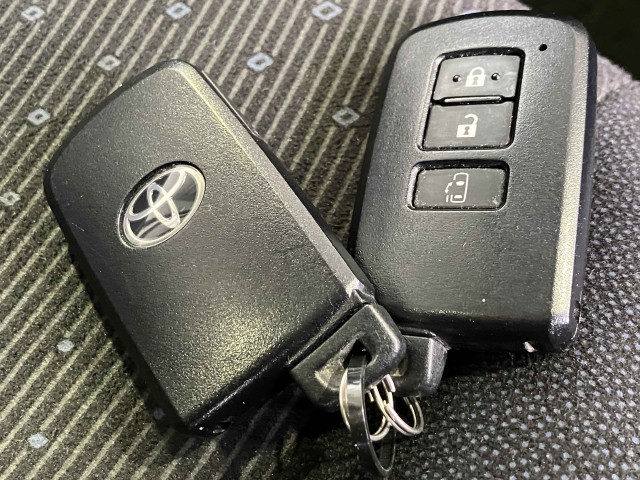 トヨタ ヴォクシー 1.8 ハイブリッド Vの中古車