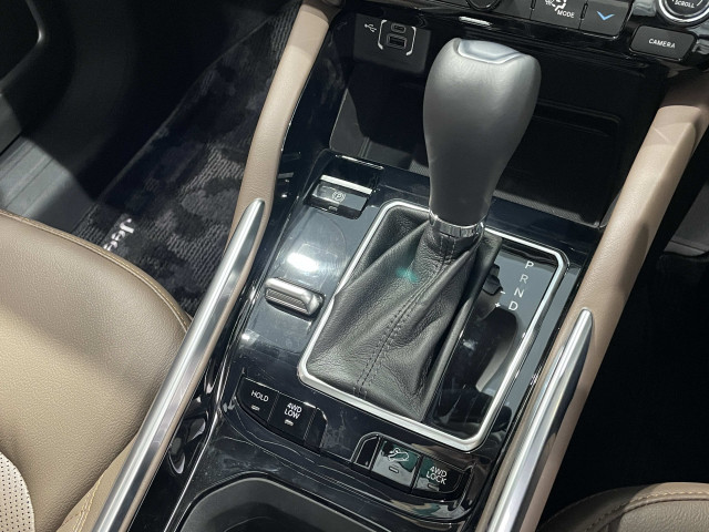 ジープ コマンダー リミテッド ディーゼルターボ 4WDの中古車