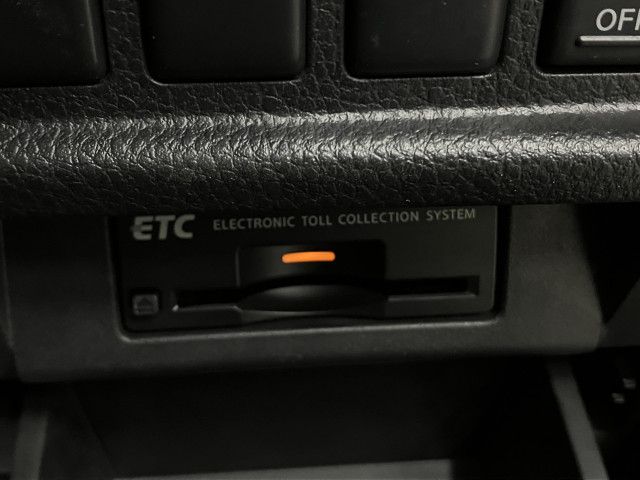 高速の必需品ＥＴＣも装備されております。話題のスポットやサービスエリアに多い「スマートＩＣ」利用時は必須のアイテムです。当店でセットアップを実施、ご納車当日からすぐにご利用いただけます！