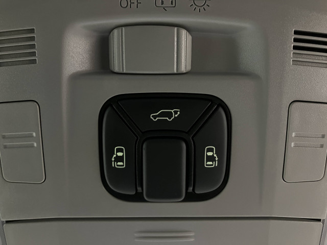 スマートキーや運転席のスイッチで後席両側スライドドアの開閉が可能♪小さいお子様やご年配の方も、簡単にスライドドアが開閉できます。小さいお子様にはチャイルドロックがあるのでご安心を・・。