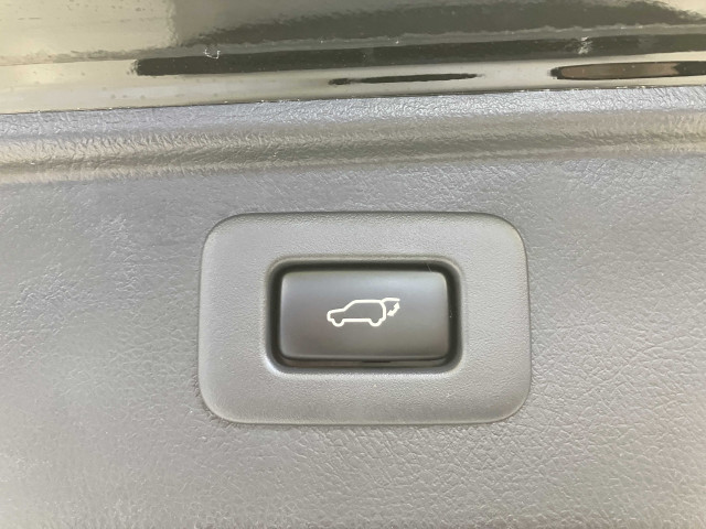 車の中からも、外からも、スマートキーからでも、自動でリアゲートが開閉！荷物を持っている時やお子様を抱っこしている時もとっても便利な機能です！