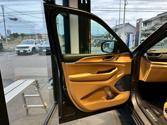 ジープ グランドチェロキー L サミット リザーブ 4WDの中古車