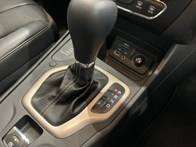 ジープ チェロキー リミテッド 4WDの中古車