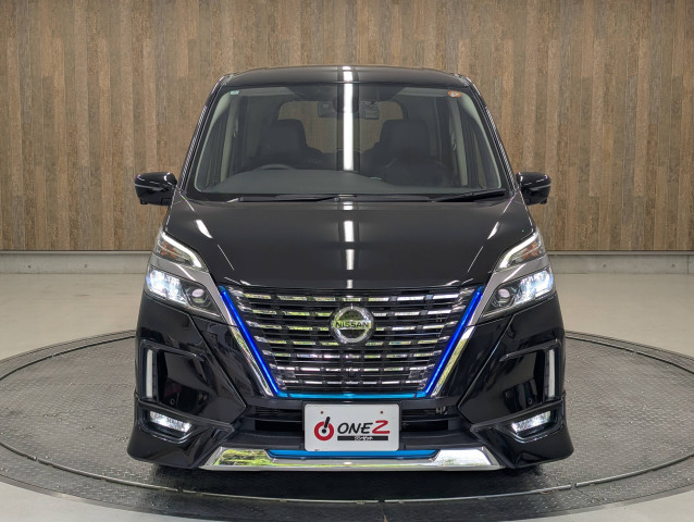 ご納車前には自社認証工場にてしっかり法定点検を行います！エンジンオイル・オイルエレメント・ワイパーゴム等の標準交換部品以外にも点検後交換が必要な消耗部品等も交換・整備致します