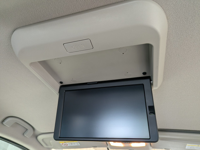 後席用フリップダウンモニター装備です！同乗者の方に喜ばれるのはもちろん、遠距離ドライブで退屈してしまうお子様にも超超オススメ♪