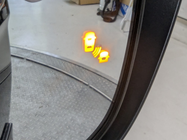 車線からのはみ出しをお知らせしてくれます！うっかり運転を防止してくれます。