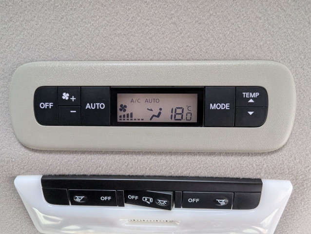 後部座席もオートエアコンが付いているので同乗者の方も快適に過ごせます！ご家族での旅行などにも便利です♪