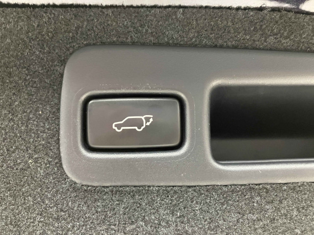 車の中からも、外からも、スマートキーからでも、自動でリアゲートが開閉！荷物を持っている時やお子様を抱っこしている時もとっても便利な機能です！