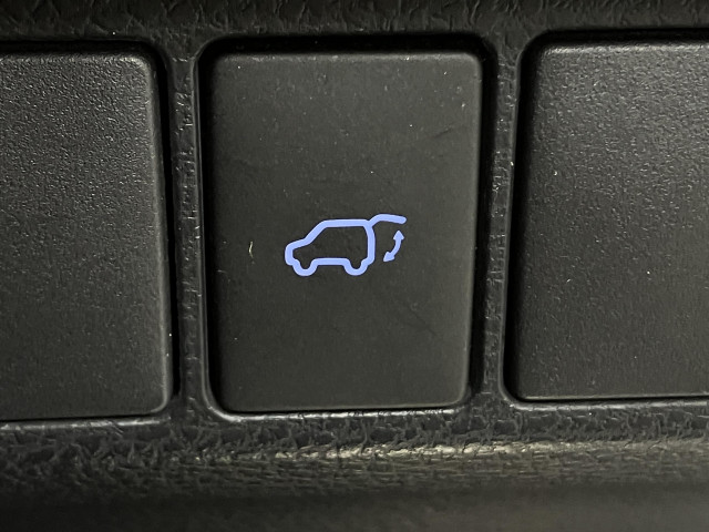 車の中からも、外からも、スマートキーからでも、自動でリアゲートが開閉！荷物を持っている時やお子様を抱っこしている時もとっても便利な機能です！