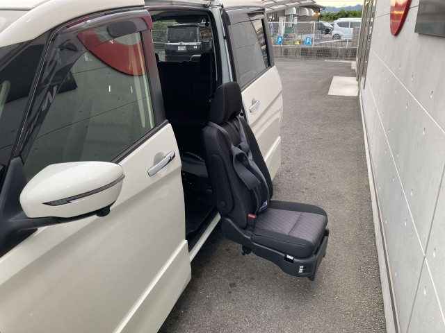 日産 セレナ 1.2 e-POWER ハイウェイスター V セカンドスライドアップシートの中古車
