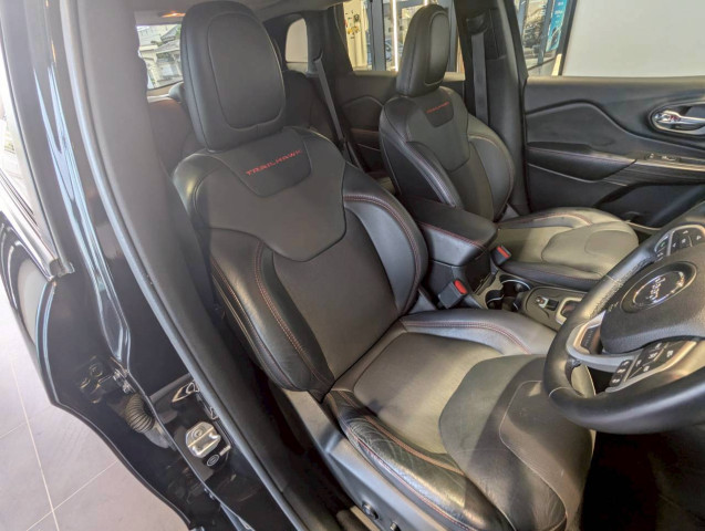 ジープ チェロキー トレイルホーク 4WDの中古車