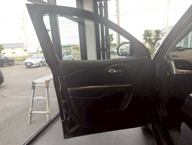 ジープ チェロキー トレイルホーク 4WDの中古車