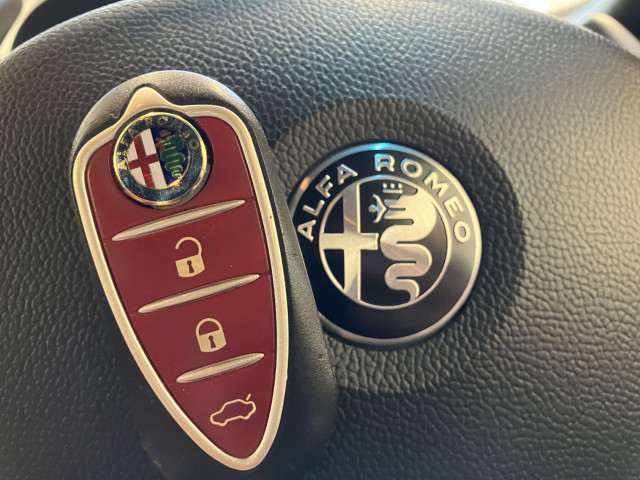 アルファロメオ ジュリエッタ ヴェローチェ クオーレロッソの中古車