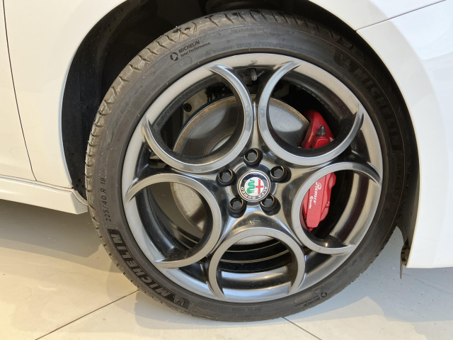アルファロメオ ジュリエッタ ヴェローチェ クオーレロッソの中古車