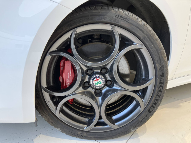 アルファロメオ ジュリエッタ ヴェローチェ クオーレロッソの中古車