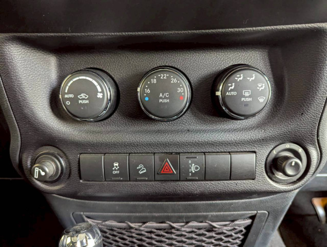 ジープ ラングラー サハラ 4WDの中古車