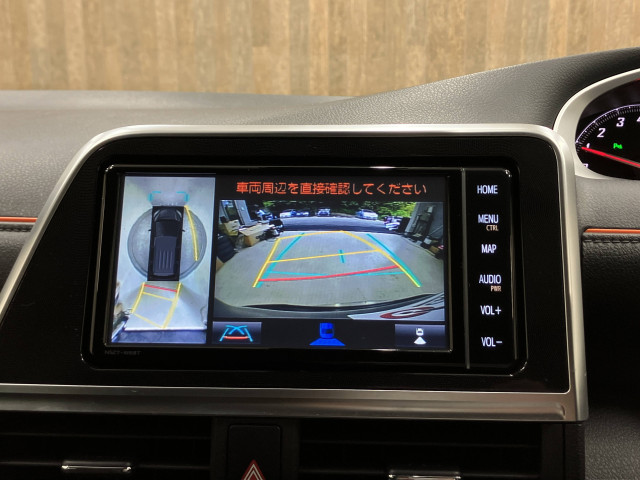 駐車時に後方がリアルタイム映像で確認できます。大型商業施設や立体駐車場での駐車時、夜間のバック時に大活躍です！運転スキルに関わらず、今や必須となった装備のひとつ！